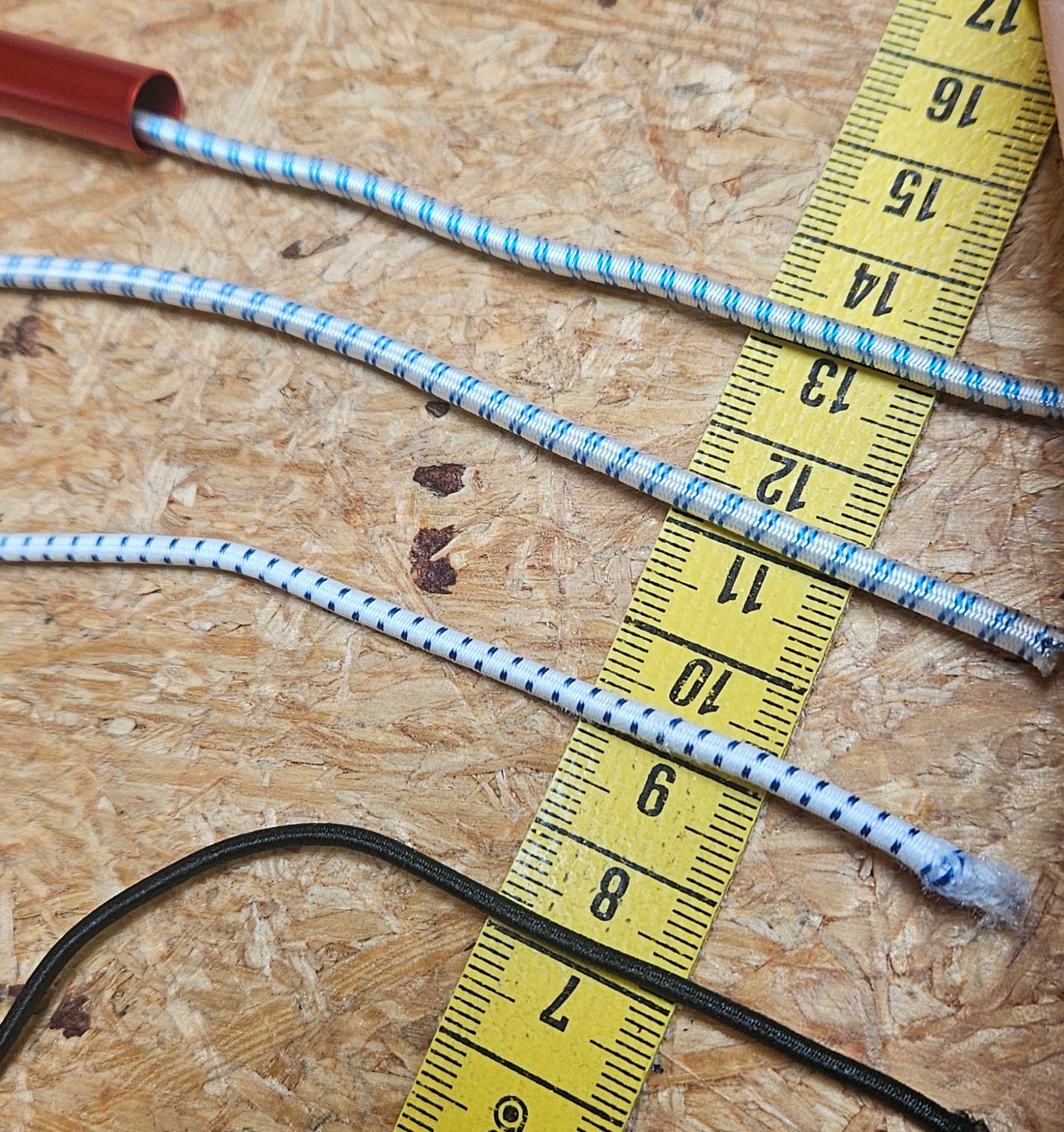 Gummiseile mit verschiedenem Durchmesser nebeneinander